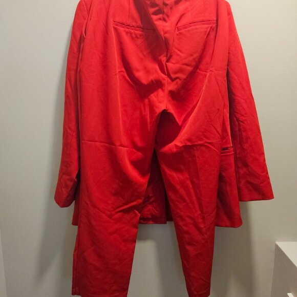 Express Editor Red Suit - Picture 3 of 4
